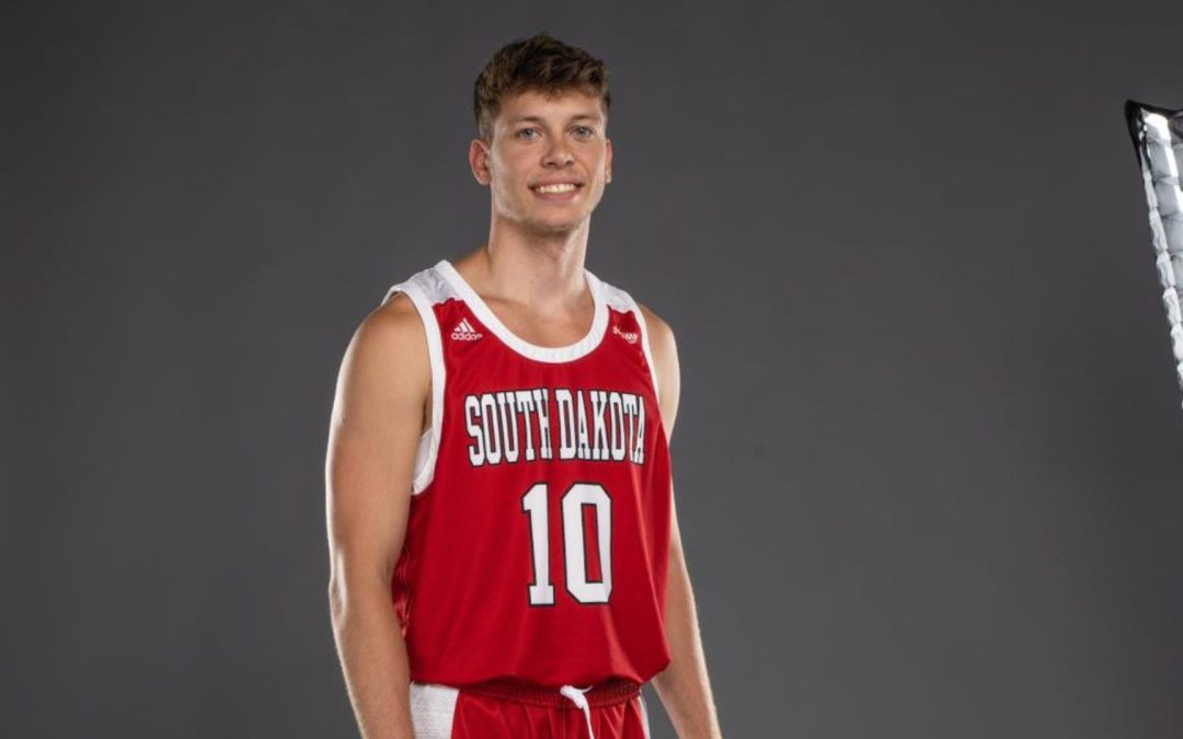 A.J. PLITZUWEIT, EX SOUTH DAKOTA, WECHSELT ZU DEN EPG BASKETS